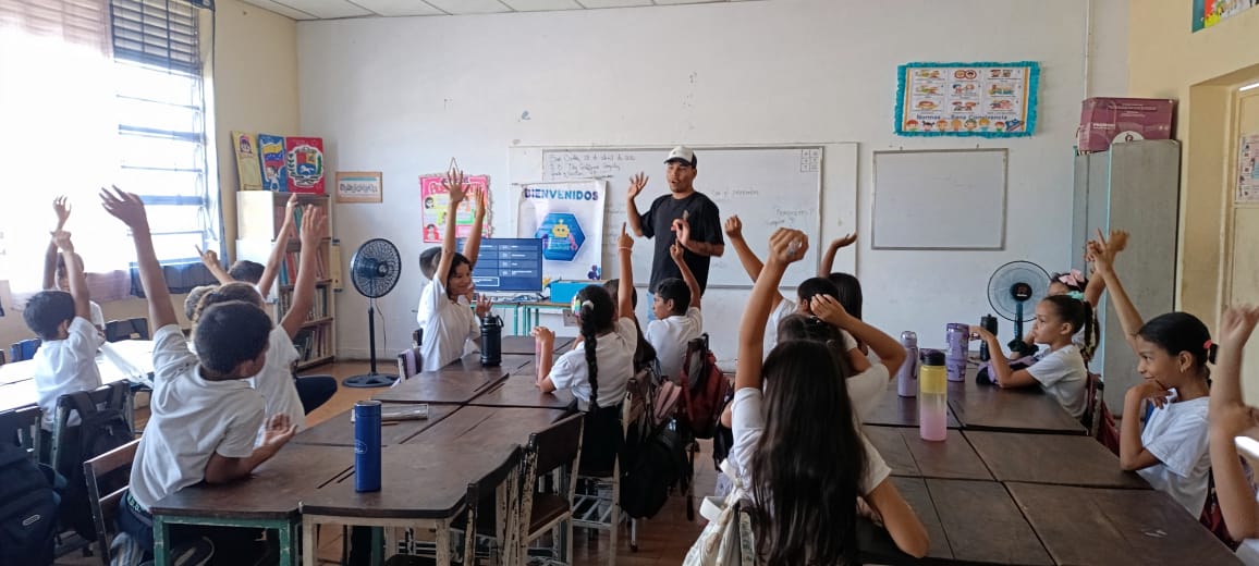 Niños estudian sistema robótica y tecnología en Cojedes