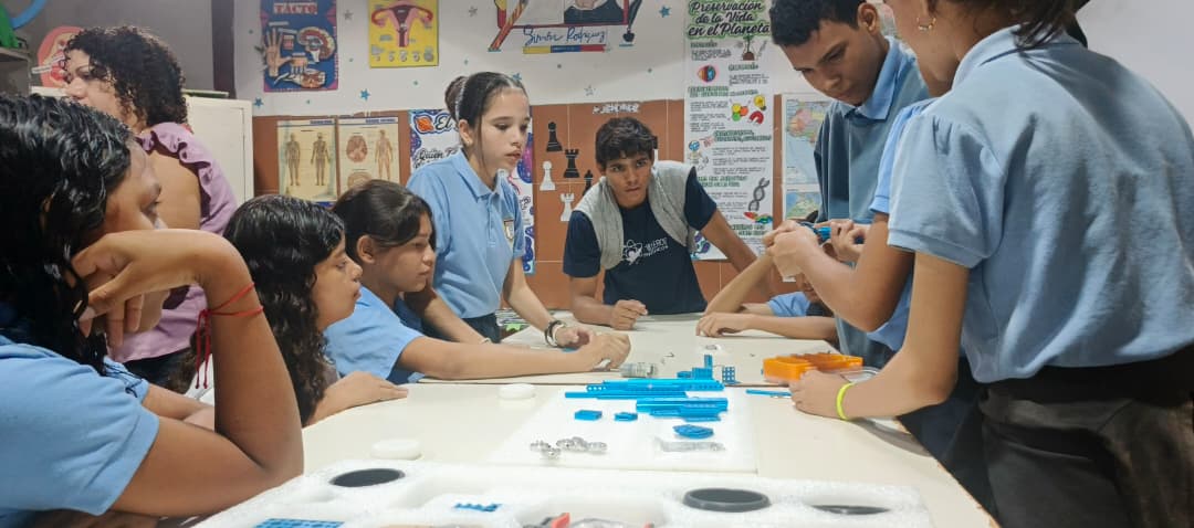 Ciencia para la vida se siembra en jóvenes cojedeños con experiencias en Robótica, Astronomía y Química